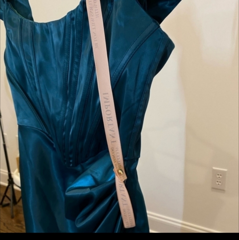 Emerald satin dress sold out - Picture 9 of 9